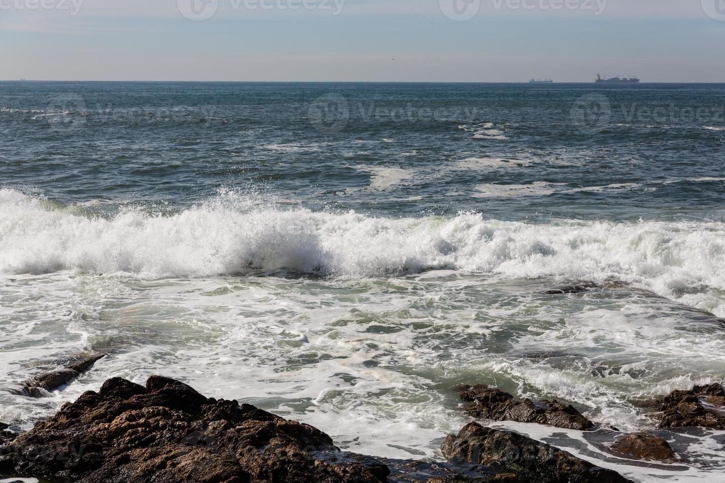 olas rompiendo en la costa portuguesa foto