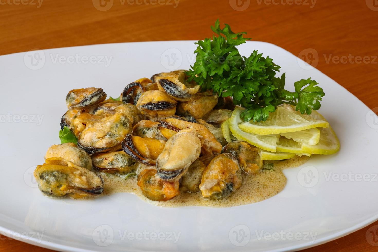 Mussels in butter sauce 8548233 Stock Photo at Vecteezy