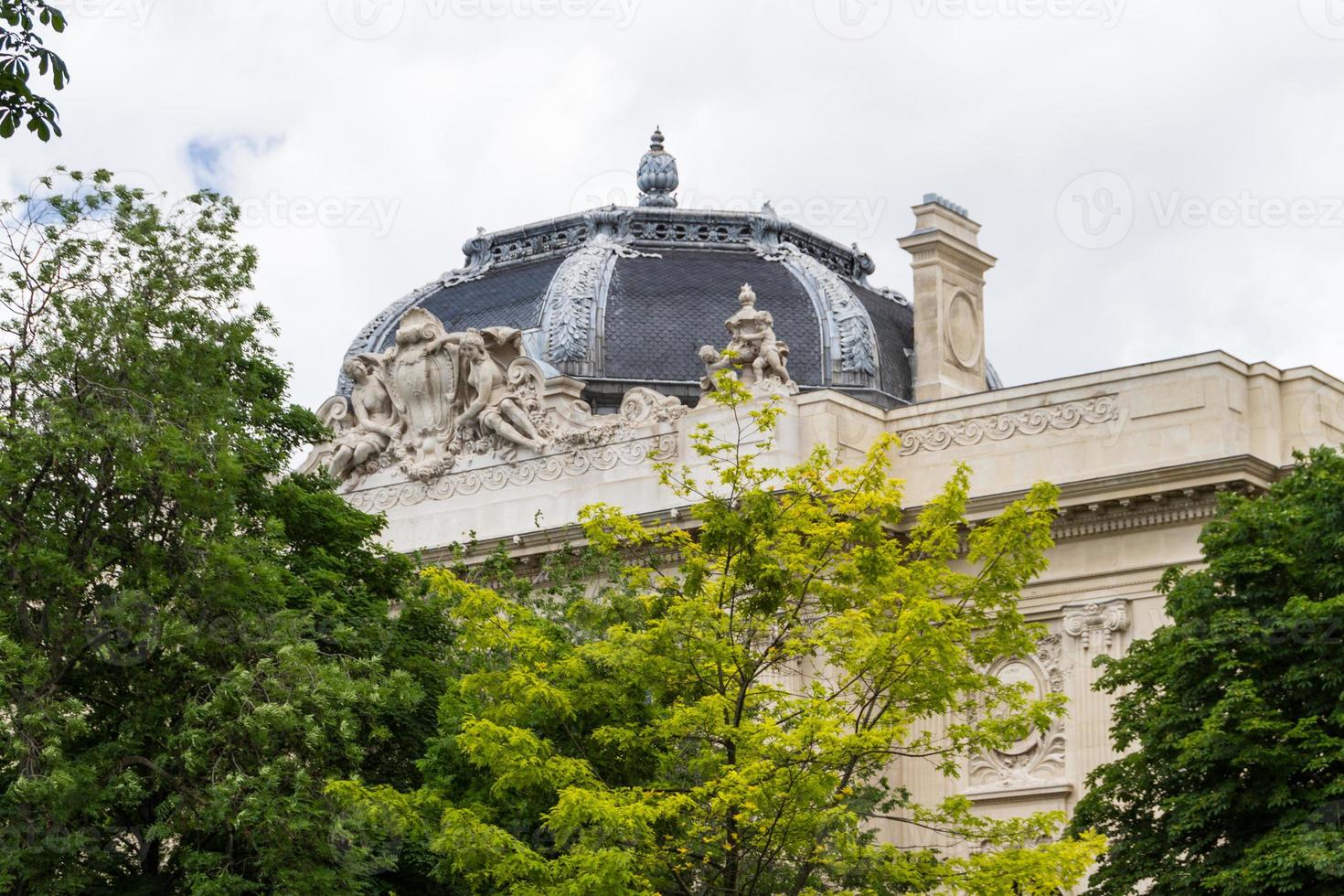 edificio historico en paris francia foto