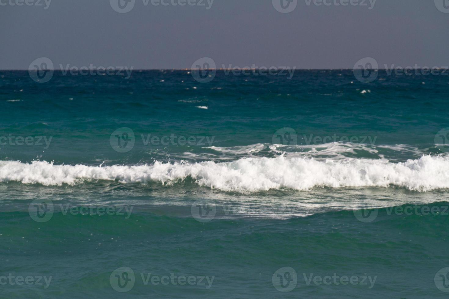 olas del mar en el mar mediterráneo foto