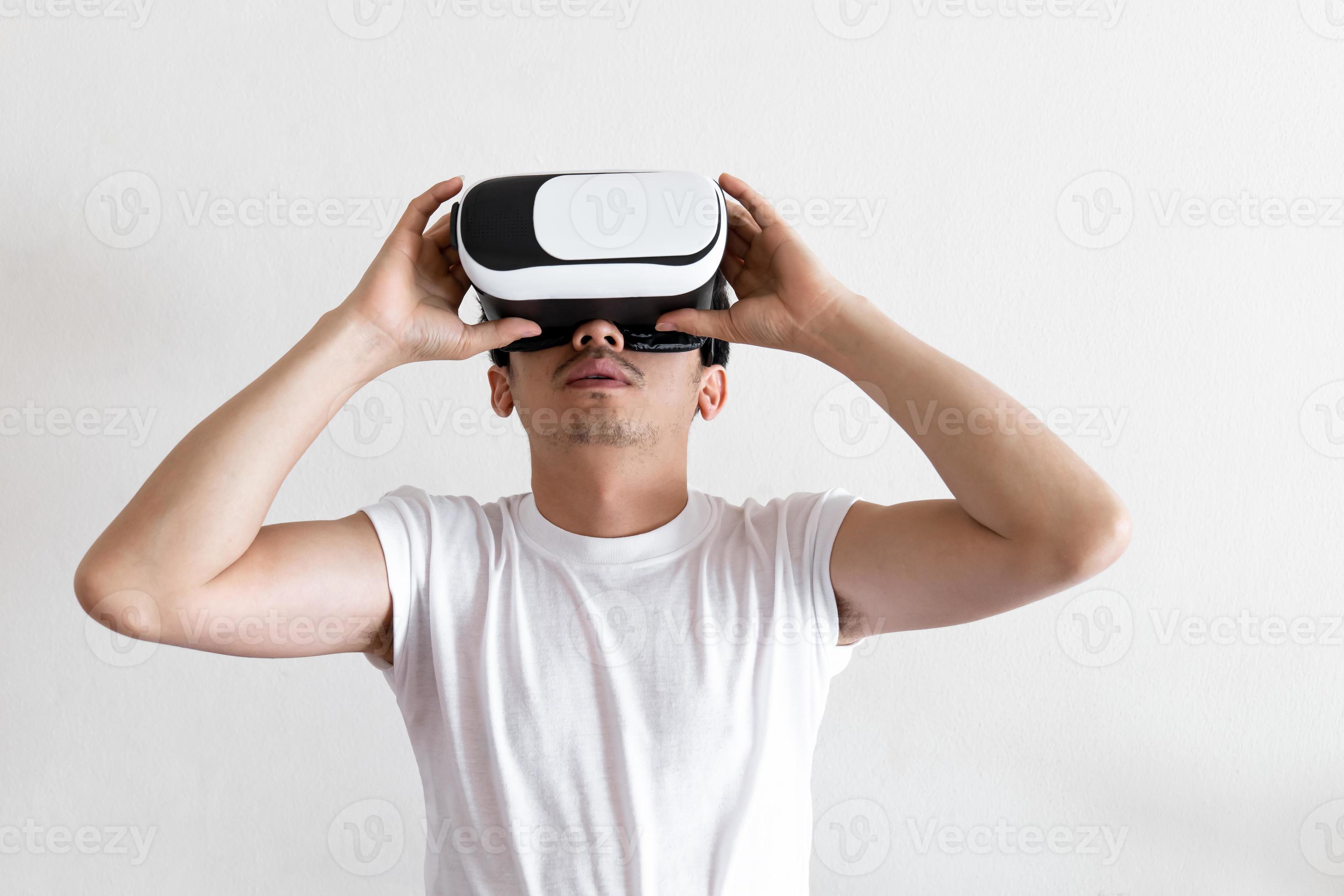 joven con auriculares de gafas de realidad virtual sobre fondo gris.  concepto de vr, videojuego, futuro, gadgets y tecnología. 8560455 Foto de  stock en Vecteezy