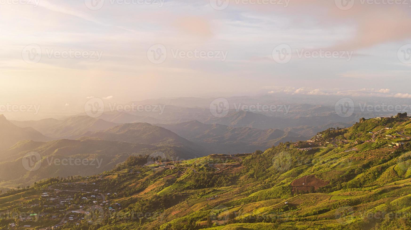 valle de montaña con rayos de sol en el colorido amanecer en otoño en asia. hermoso paisaje natural con colinas nubladas en otoño foto