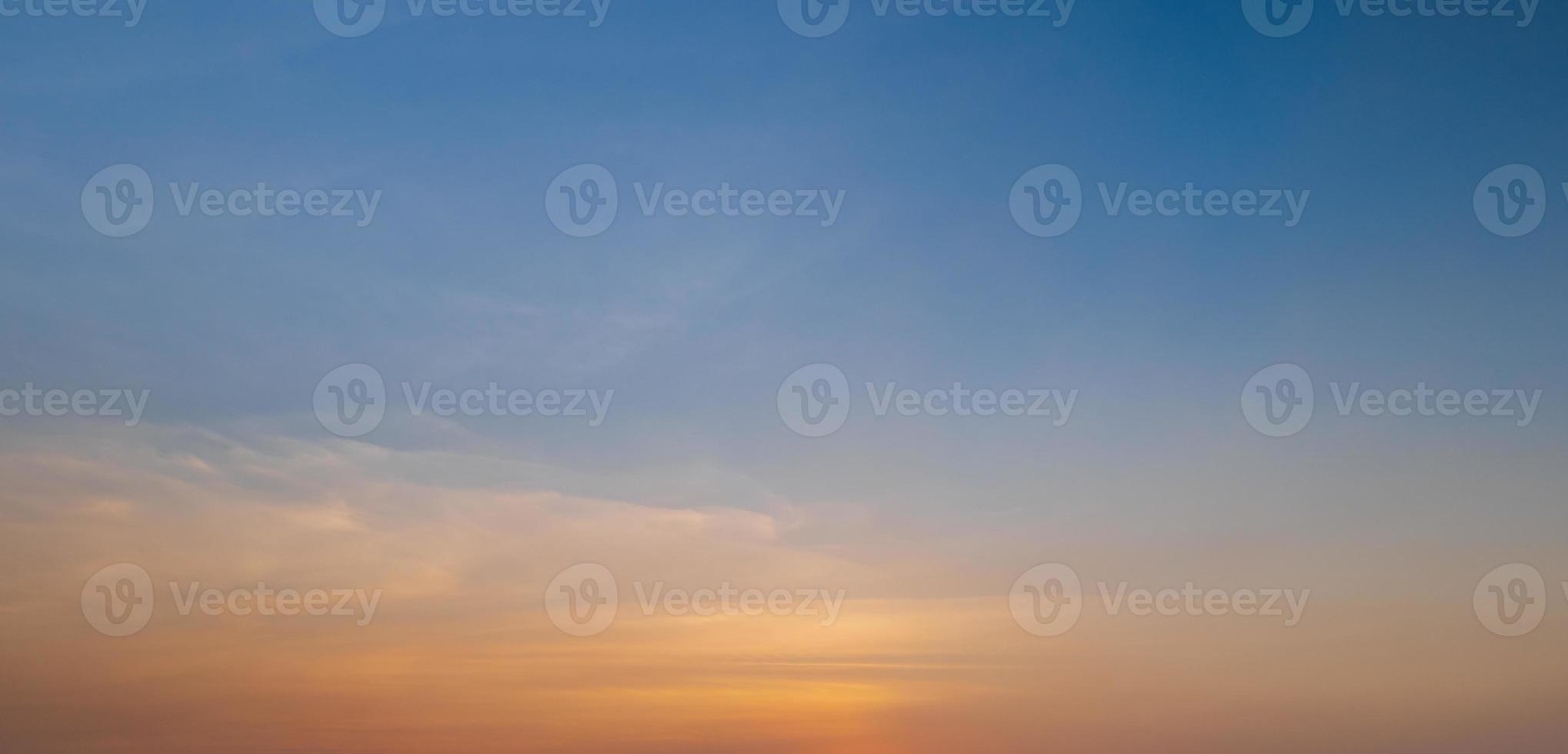 hermoso fondo naranja del cielo de la puesta de sol. cielo de la tarde un dorado brillante. foto