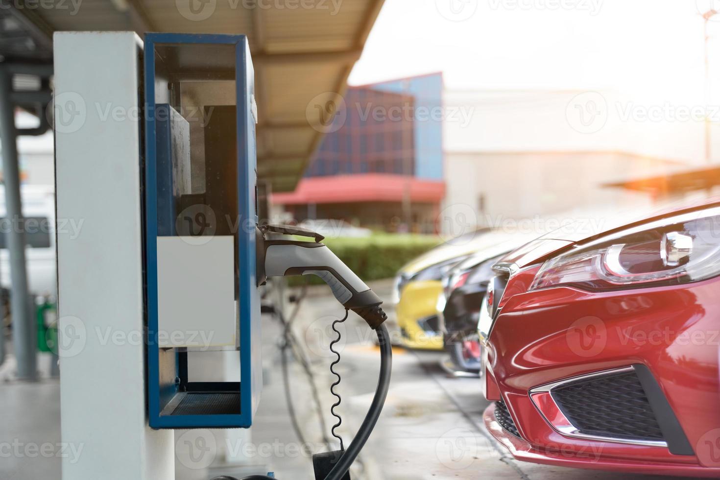 coche eléctrico en la estación de carga de coches eléctricos. fuente de alimentación para la carga de coches eléctricos. concepto de energía limpia foto