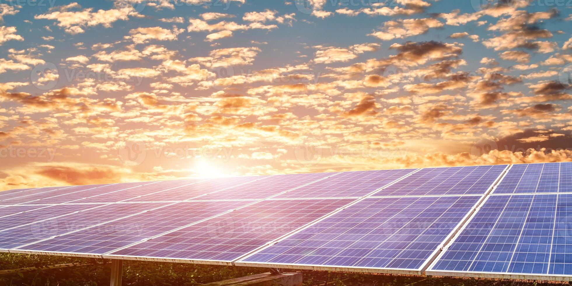 panel solar contra el fondo del cielo del atardecer, fotovoltaica, fuente de electricidad alternativa, módulos de energía renovable. concepto de recursos energéticos sostenibles foto
