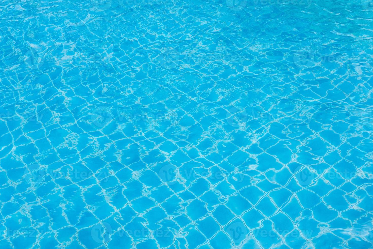 piscina de agua ondulada. agua de onda azul en la piscina al aire libre. fondo de verano. foto