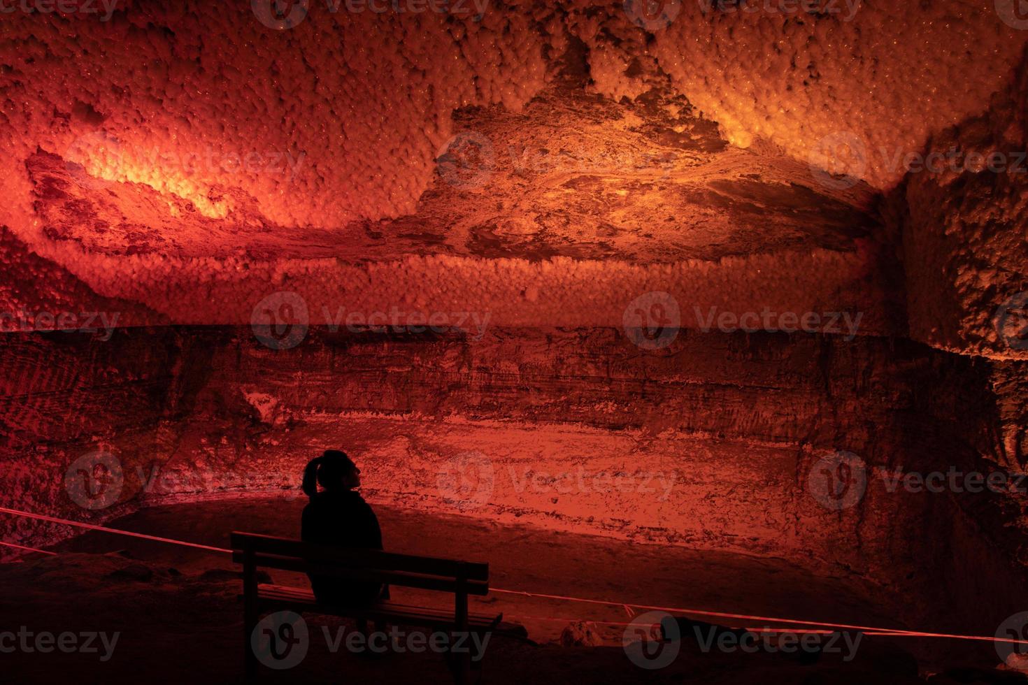 mujer turista sentarse en un banco disfrutar de la famosa mina de sal de tuzluca en anatolia central turquía foto