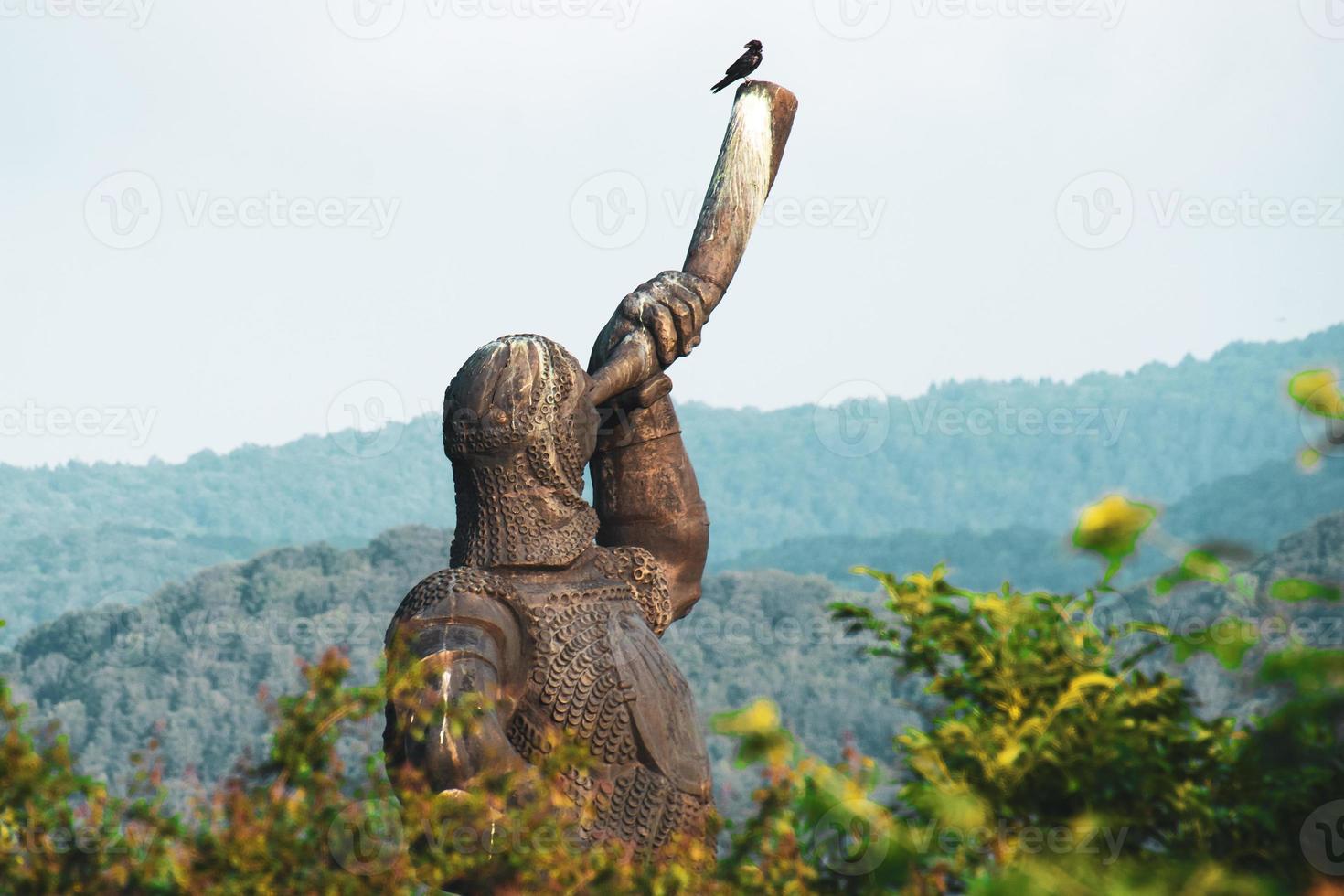 soldado gigante sosteniendo el monumento de la estatua del cuerno en didgori - memorial del sitio histórico. lugares de interés turístico histórico de georgia foto