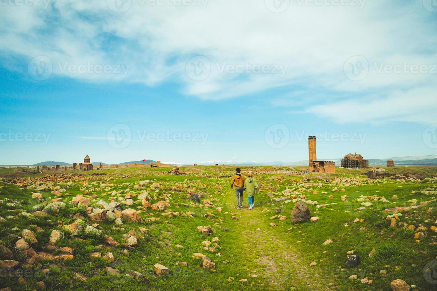 pareja musulmana turca camina alrededor del sitio arqueológico de las ruinas de ani en anatolia oriental, turquía foto