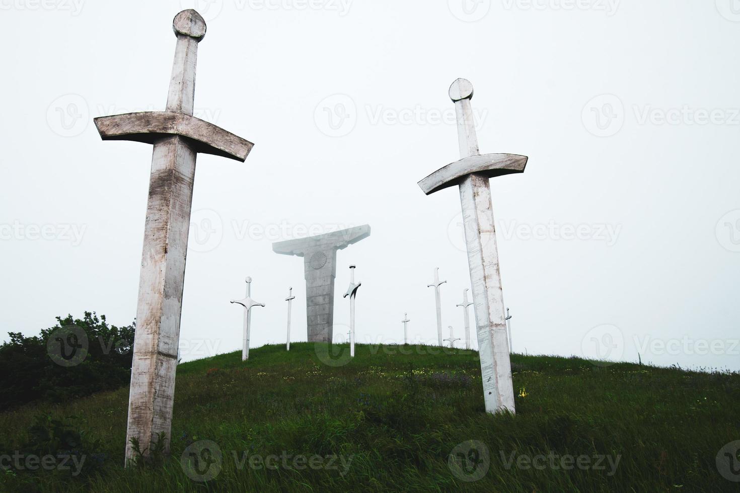 monumento de la estatua de la espada gigante en didgori - memorial del sitio histórico. lugares de interés turístico histórico de georgia foto