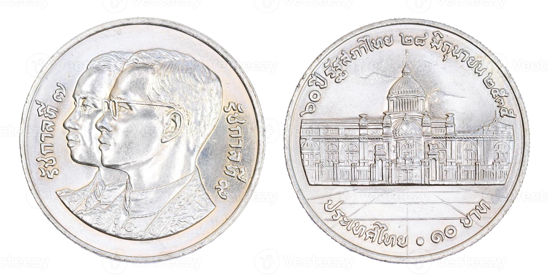 Moneda de 10 baht de Tailandia, año 1992 aislado sobre fondo blanco. foto