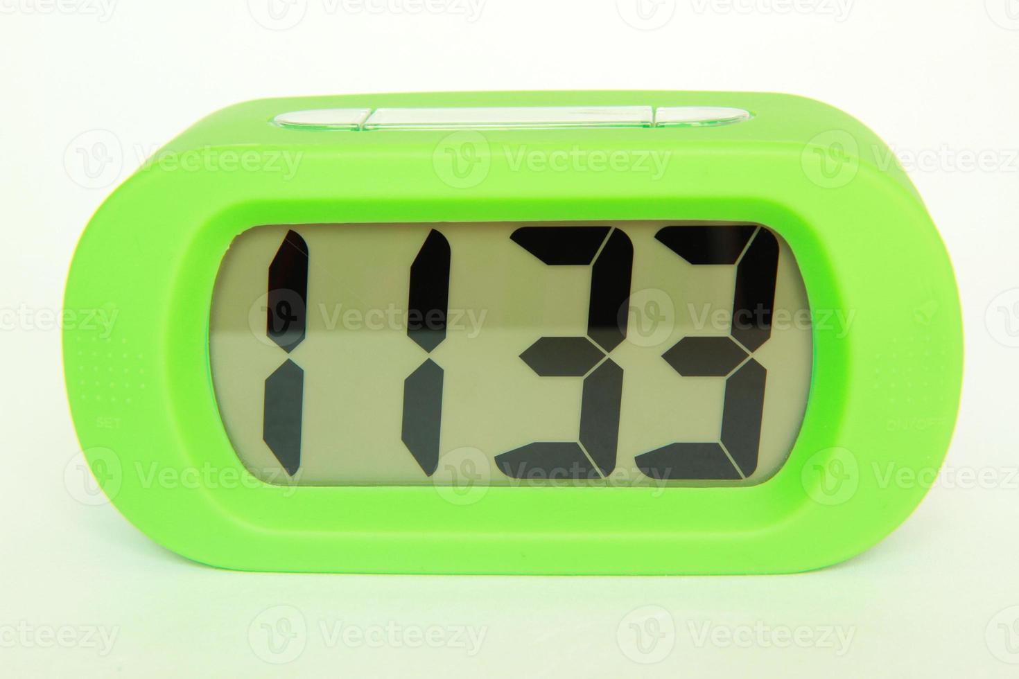 reloj verde aislado sobre fondo blanco foto