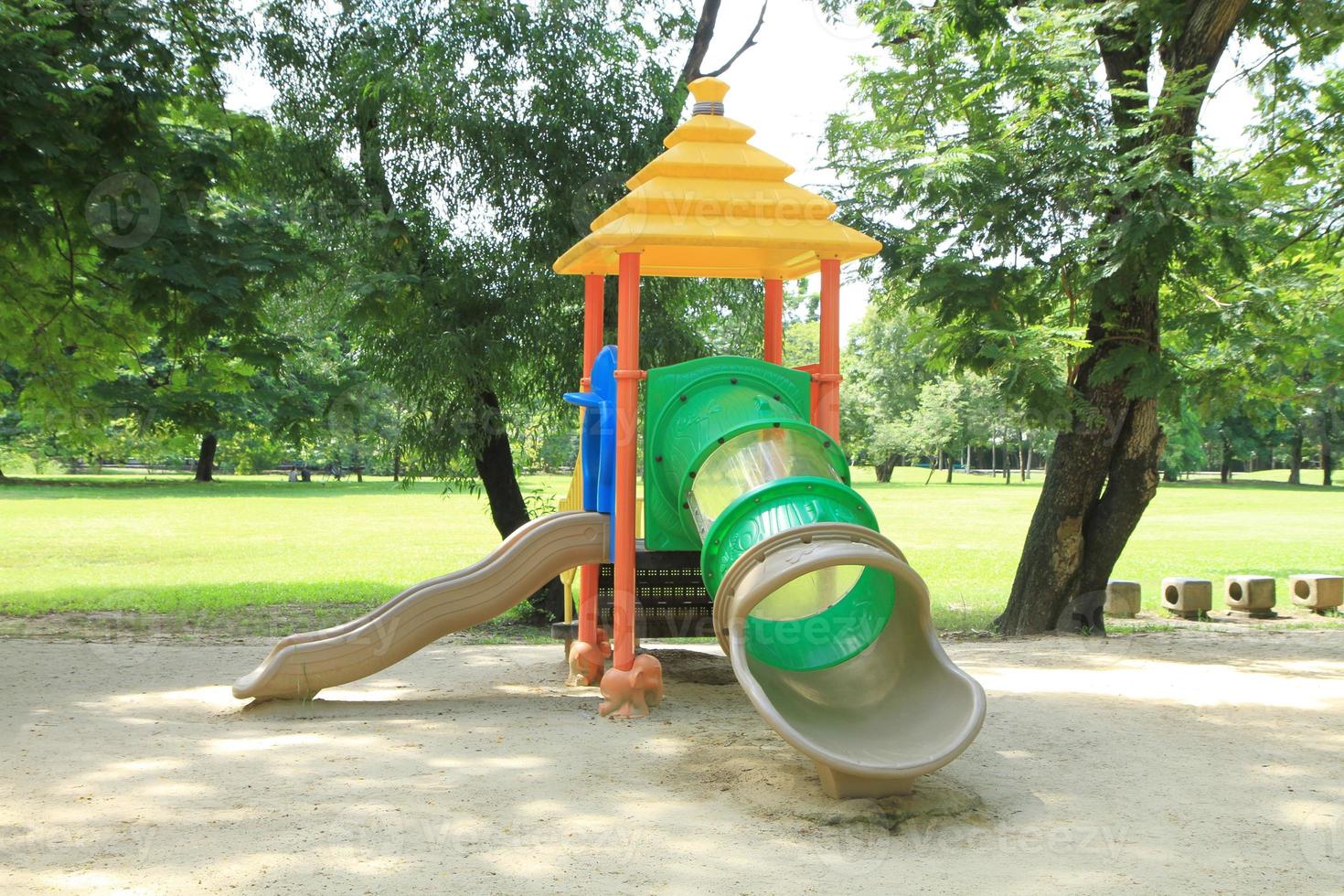 colorido grupo de juegos en el parque foto