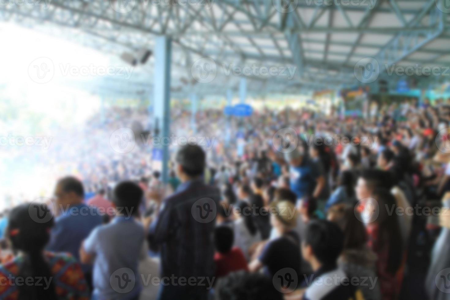 una multitud asiática borrosa en un estadio foto