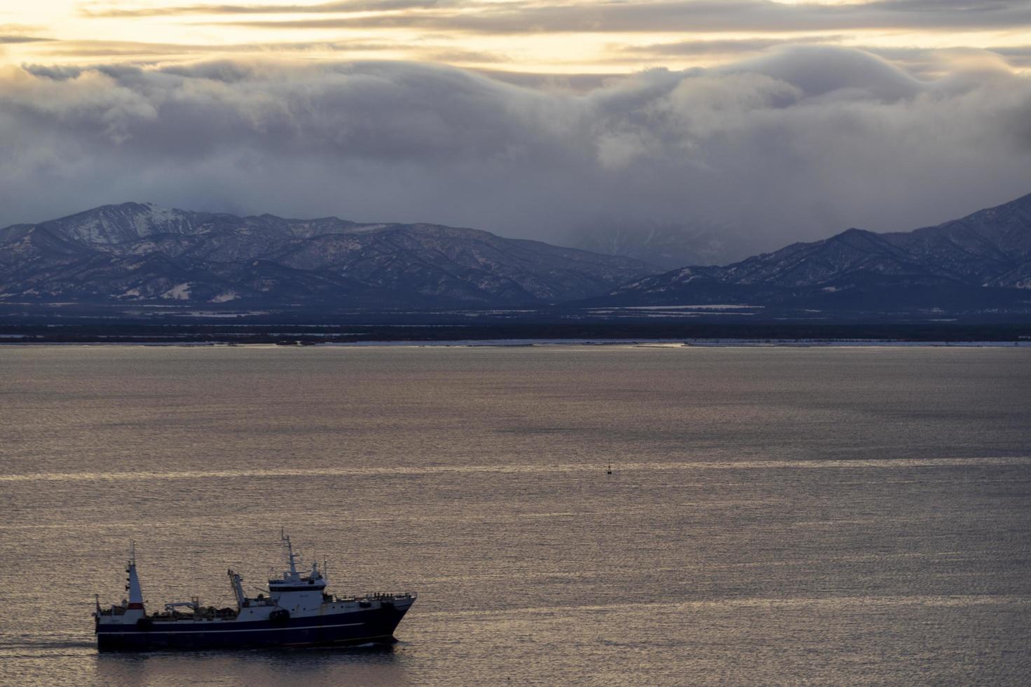 paisaje marino en avacha buhet con un barco. kamchatka foto