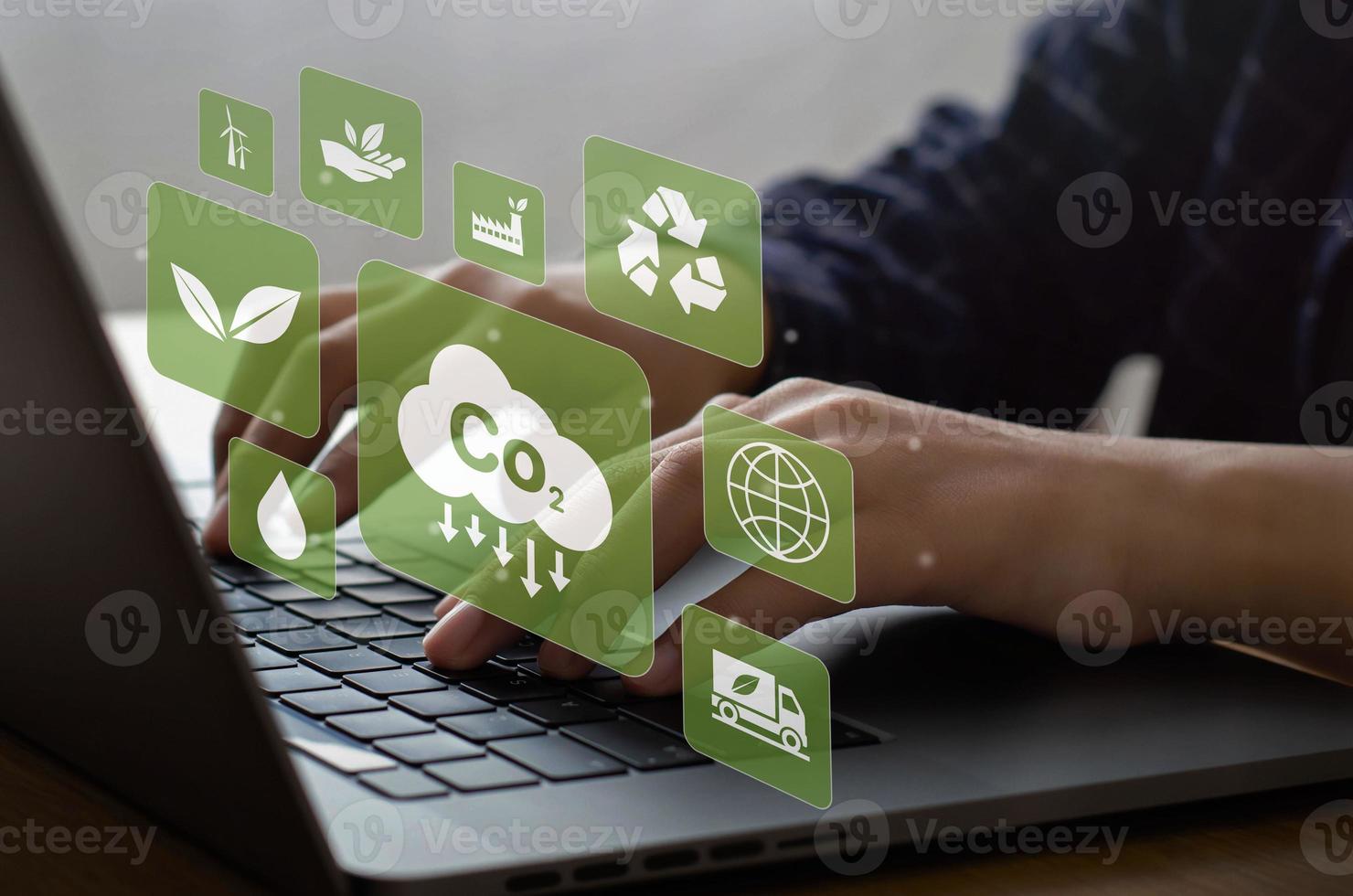 concepto de reducción de energía ambiental. emisiones de co2 con iconos de calentamiento global. con hombres de negocios escribiendo computadoras foto