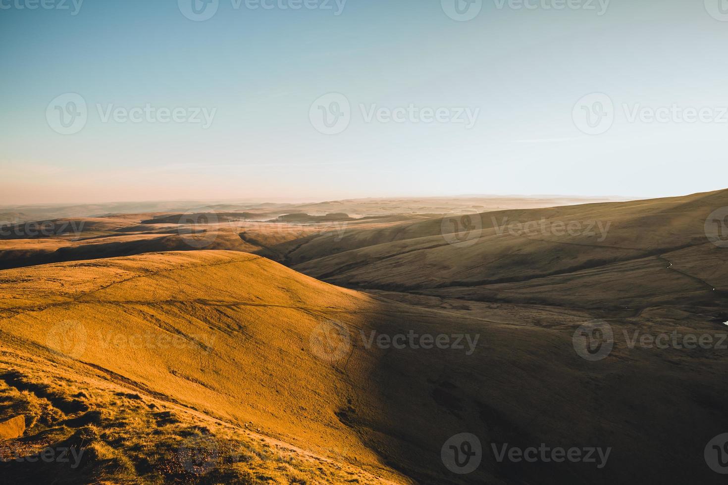 llyn y fan fach al amanecer, brecon beacons. foto