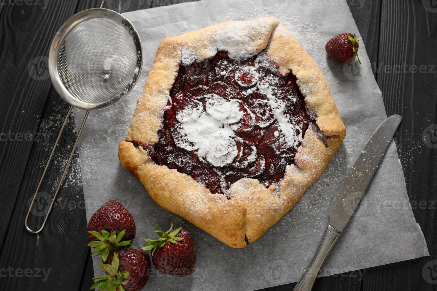 galette de fresa sobre fondo de madera oscura. hecho en casa foto