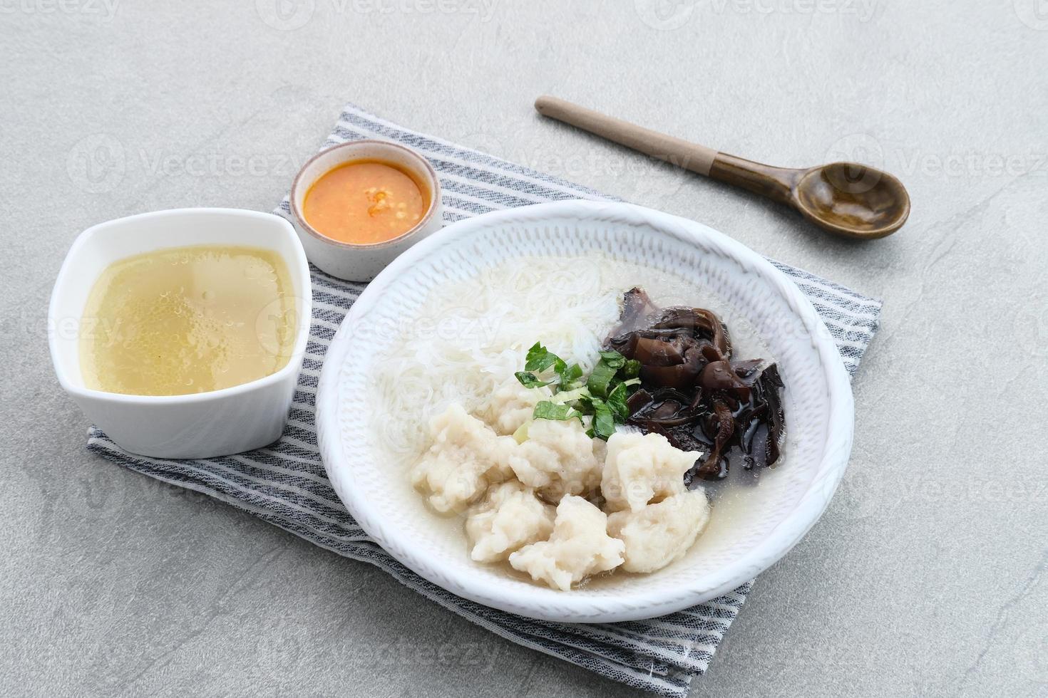 tekwan, comida tradicional de palembang, indonesia. hecho de una mezcla de carne de pescado y tapioca, que se forma en pequeñas bolas, con fideos, champiñones, cebolletas, apio. foco seleccionado. foto