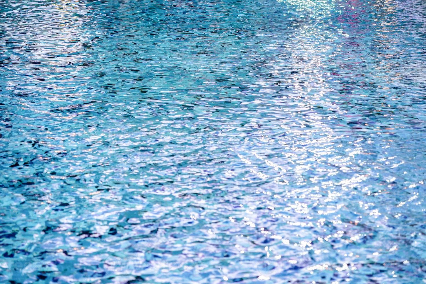 superficie de la piscina de agua con ola de basura y brillo. foto