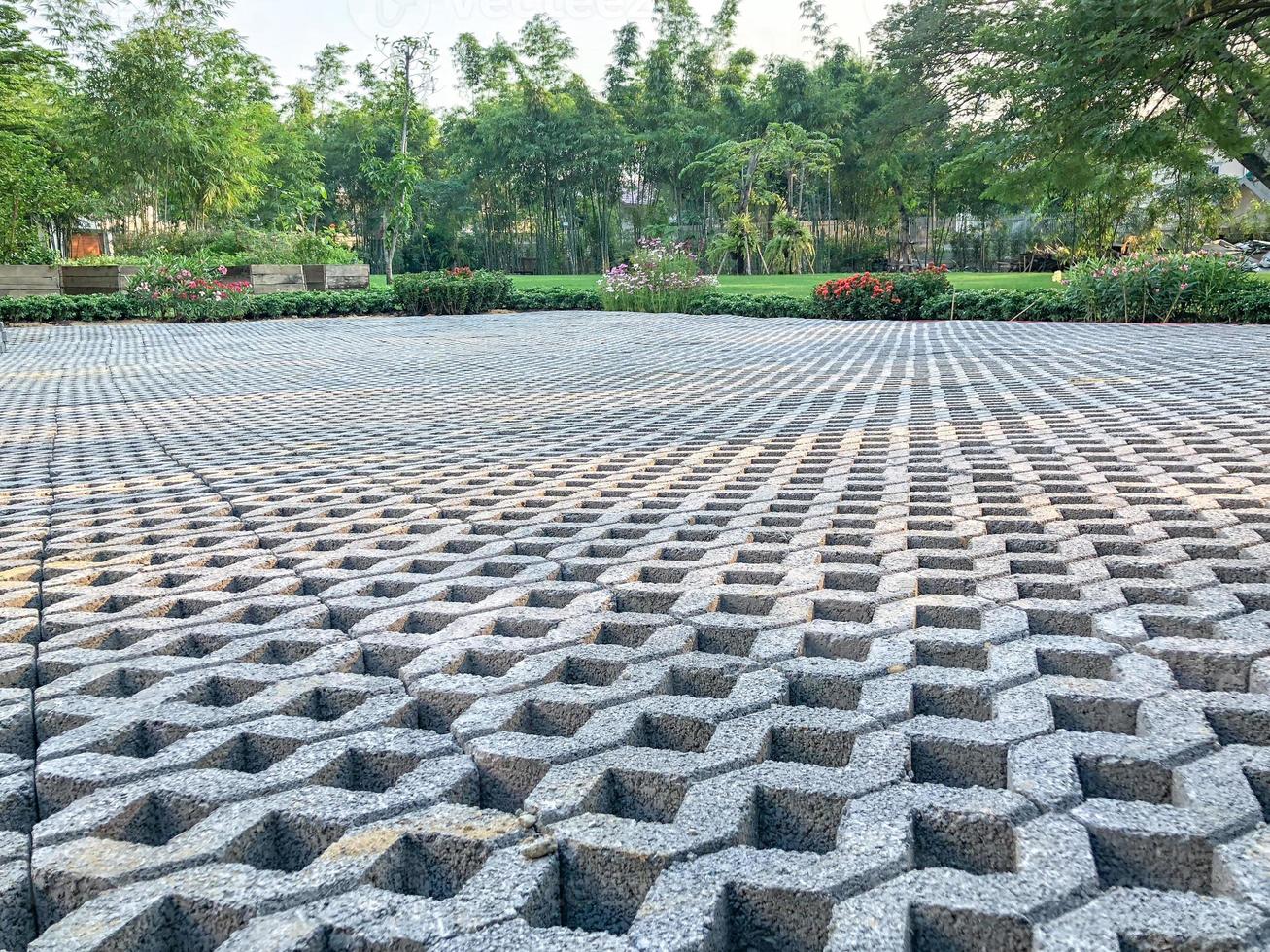 Baldosas de suelo de ladrillo de piedra de color gris con hierba verde y arena como fondo o textura. foto