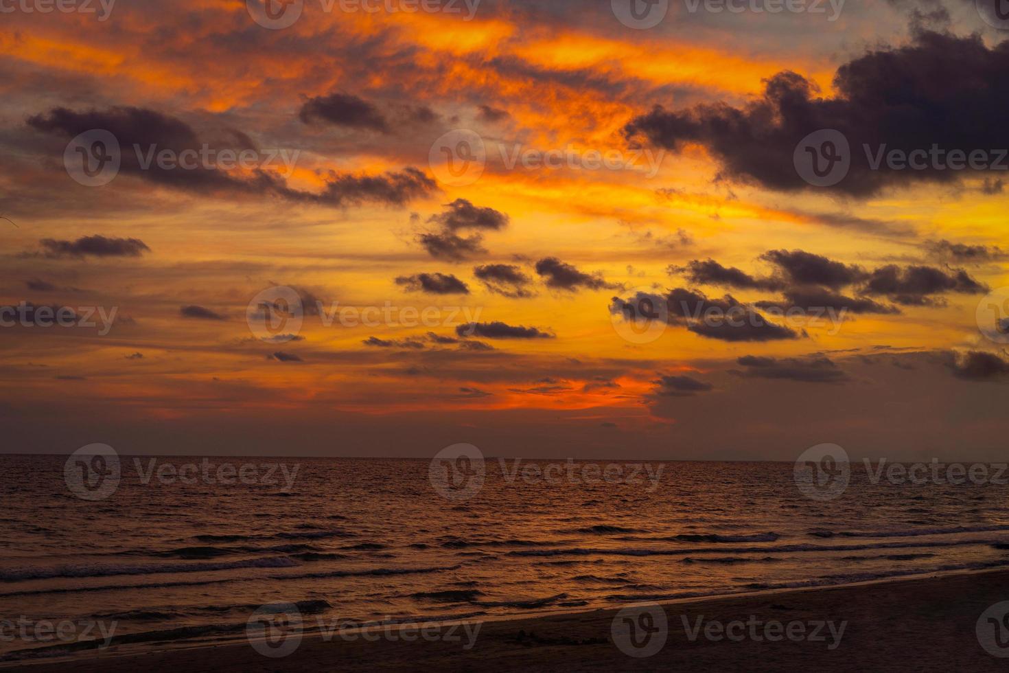 clásico hermoso crepúsculo romántico y asombroso momento de puesta de sol en la playa de chantaburi - al este de tailandia. foto