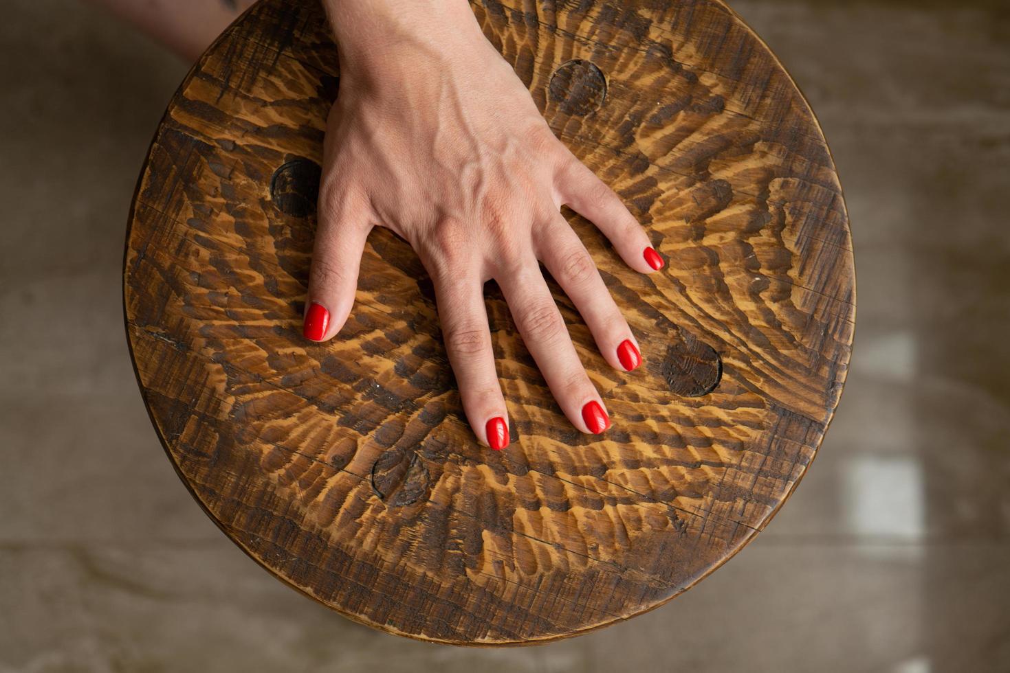 manos femeninas con manicura roja foto