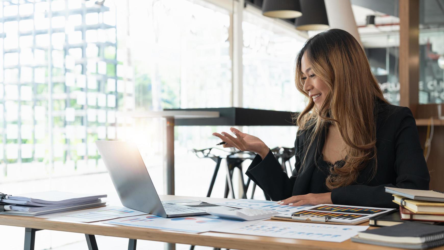 mujer de negocios asiática hablando con el equipo de colegas sobre el plan en videoconferencia. grupo de empresarios multiétnicos que usan computadoras para reuniones en línea en videoconferencias. trabajo inteligente desde casa foto