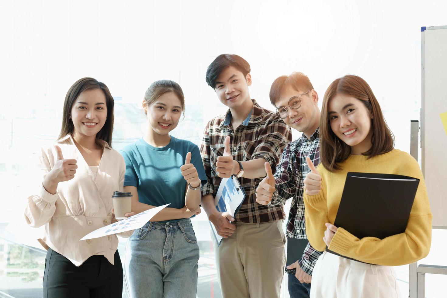 grupo de personas de diversidad equipo sonriente y alegre en el trabajo de éxito en la oficina moderna. trabajo en equipo creativo sentirse feliz, disfrutar y comprometerse con el proyecto de logro foto