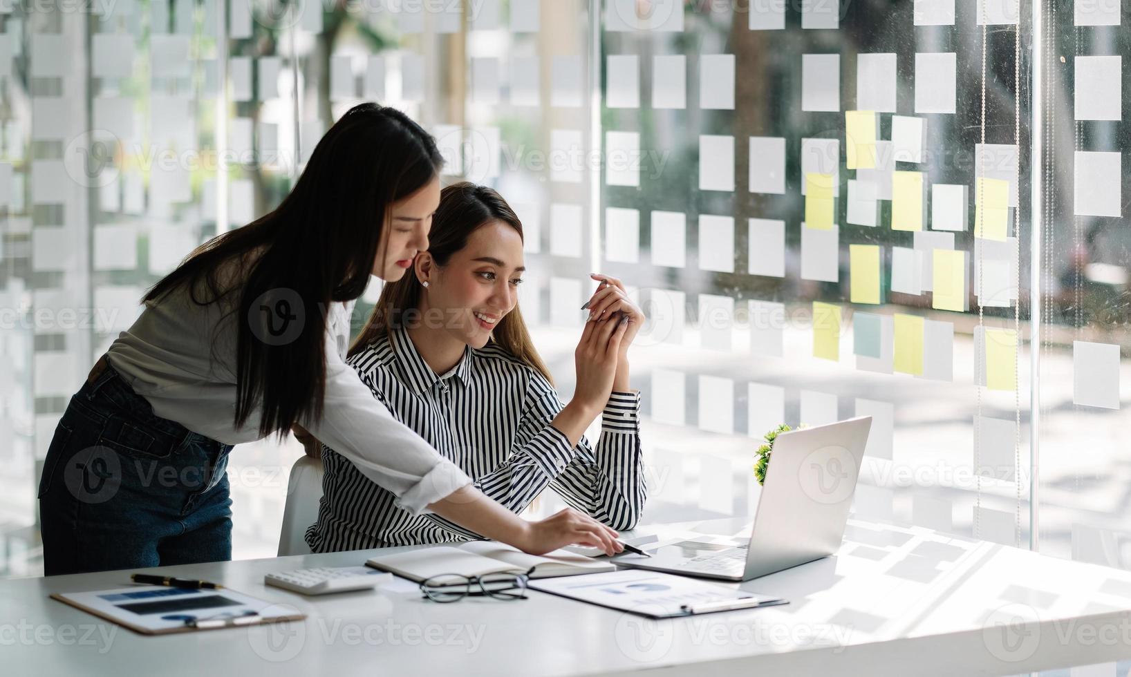 el hombre de negocios y la mujer de negocios hablan sobre trabajar con una computadora portátil y buscar información en el gráfico del mercado de valores para negociar y obtener ganancias. concepto de planificación e inversión. foto