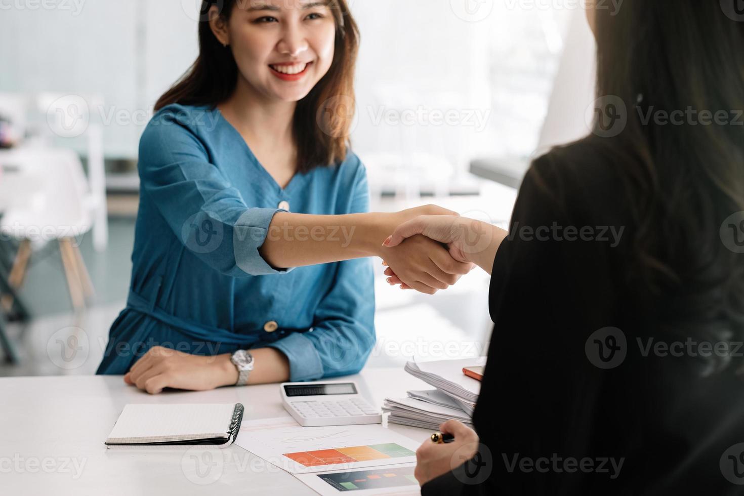 Cerca de la gente de negocios dándose la mano, terminando la reunión, etiqueta de negocios, felicitaciones, concepto de fusión y adquisición foto