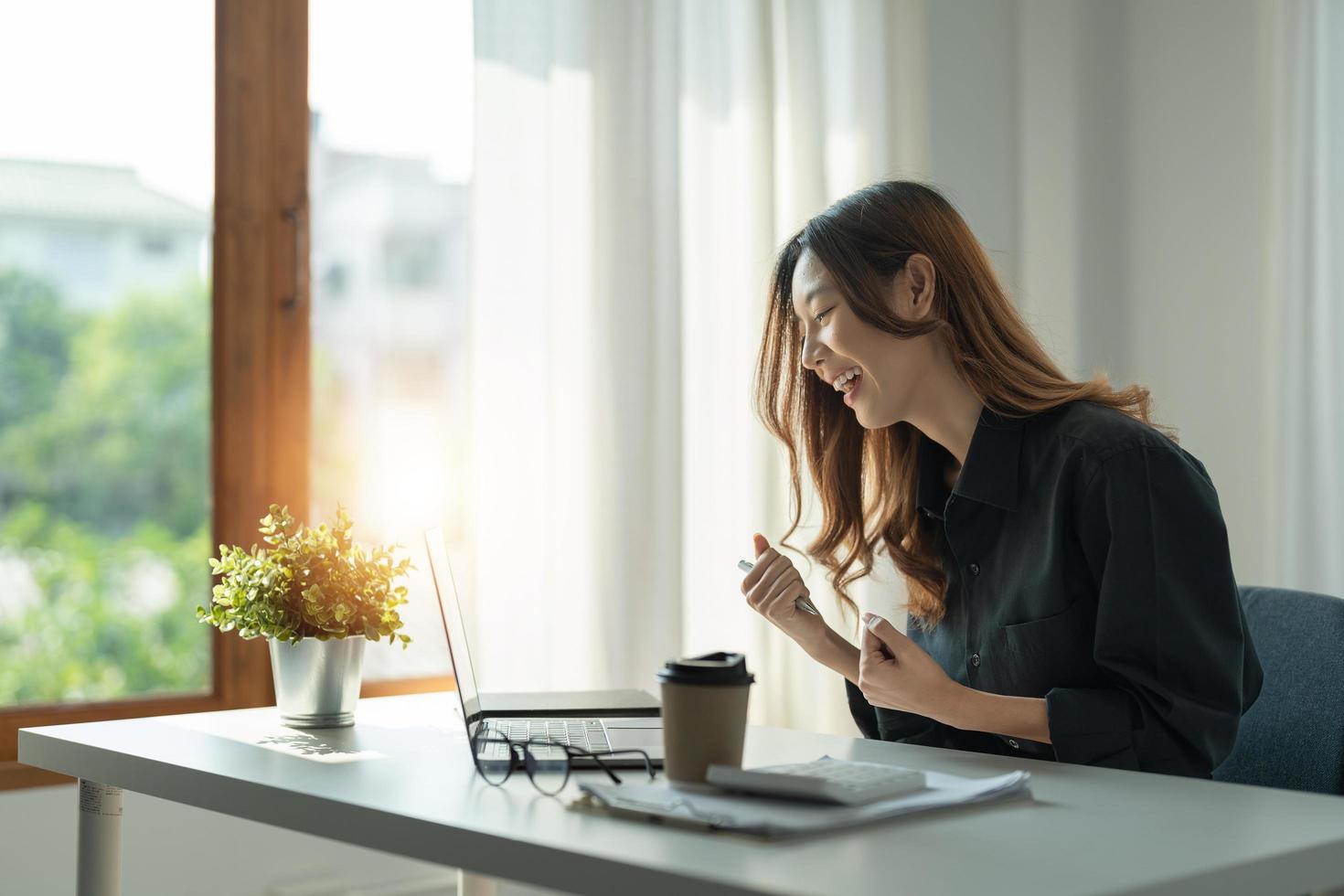 feliz emocionada exitosa mujer de negocios triunfando en el cargo, retrato de empresarios empleados independientes marketing en línea comercio electrónico concepto de telemarketing foto