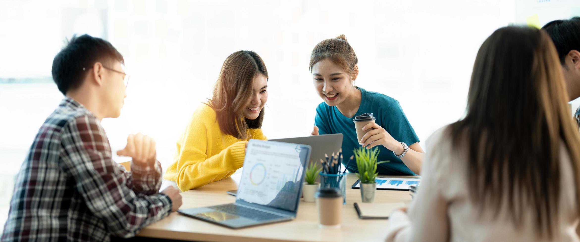 hora de la reunión de negocios. los colegas presentan sus ideas y analizan los planes durante la reunión en la oficina del loft del moderno centro de negocios. el equipo de negocios analiza la estrategia de marketing. concepto de lluvia de ideas foto