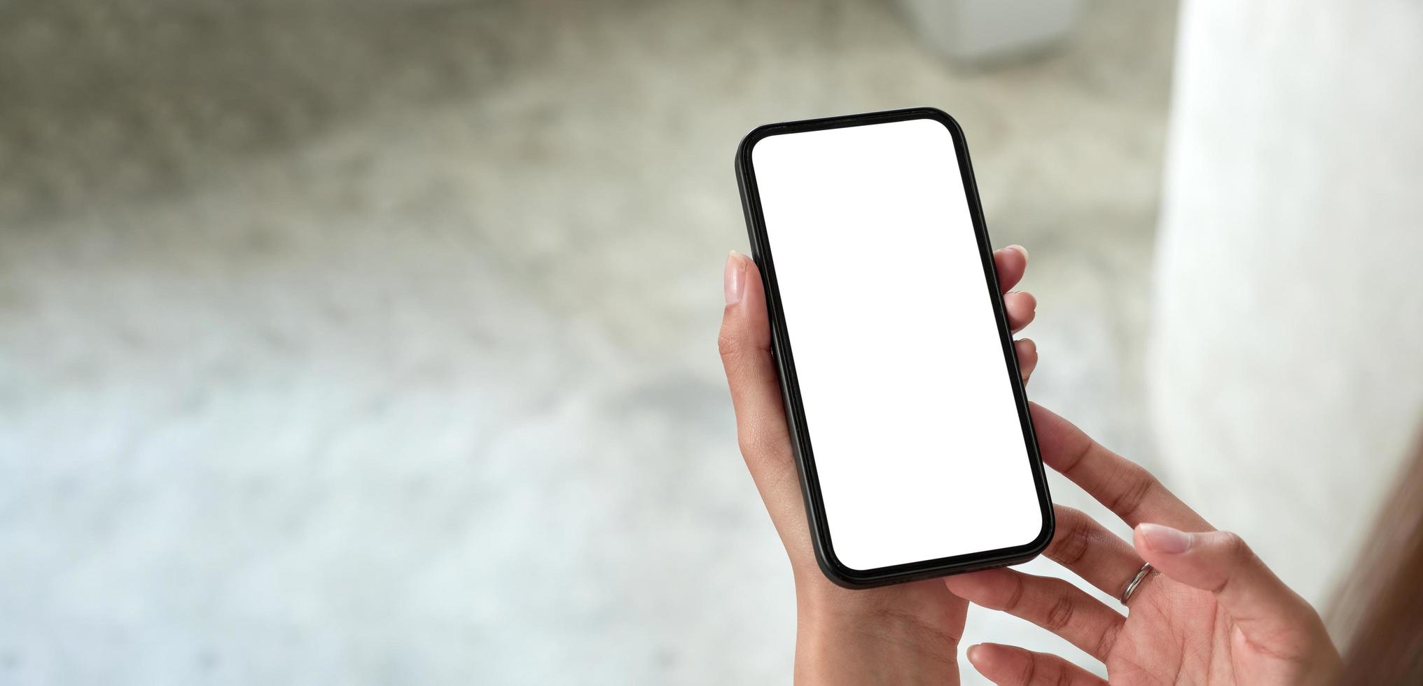 vista superior del teléfono simulado en la mano de una mujer que muestra una pantalla blanca foto