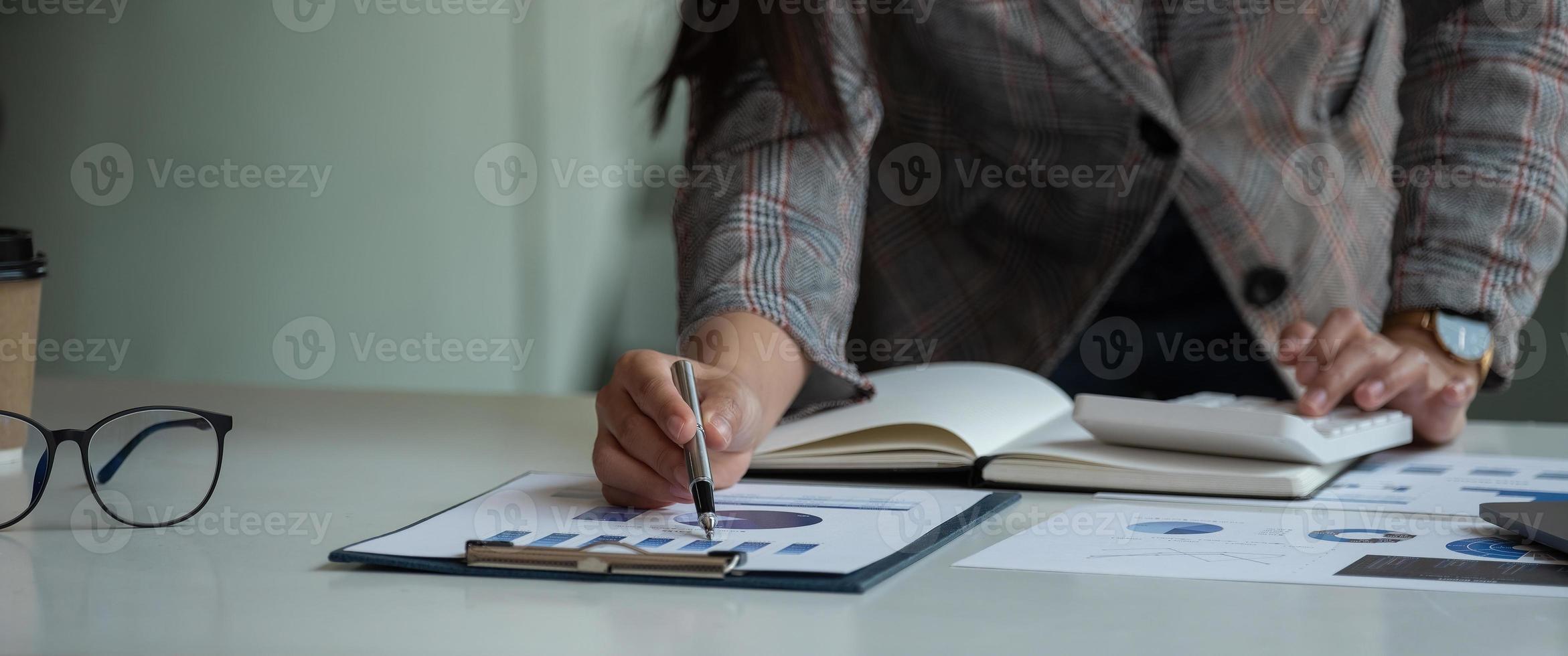 cifras de datos de análisis de mujeres de negocios para planificar estrategias comerciales. concepto de discusión de negocios foto