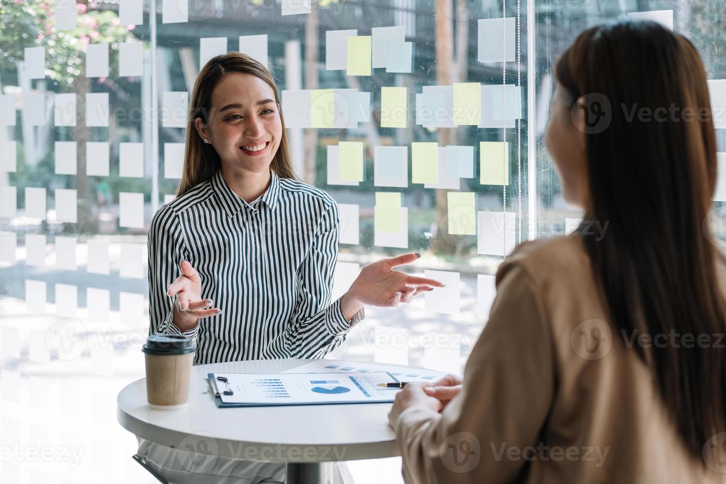 dos colegas de negocios asiáticos reunidos en una conferencia de inversores profesionales trabajando y discutiendo un nuevo proyecto de estrategia comercial de marketing, finanzas comerciales y concepto de contabilidad foto