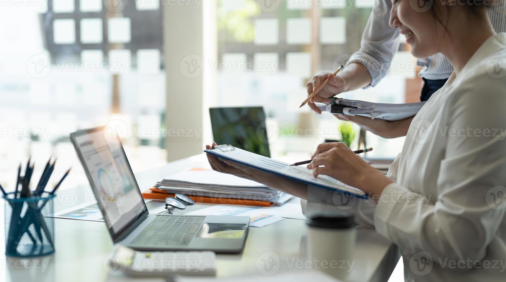 gente de negocios discutiendo los cuadros y gráficos que muestran los resultados de su exitoso trabajo en equipo. concepto de trabajo en equipo empresarial. foto