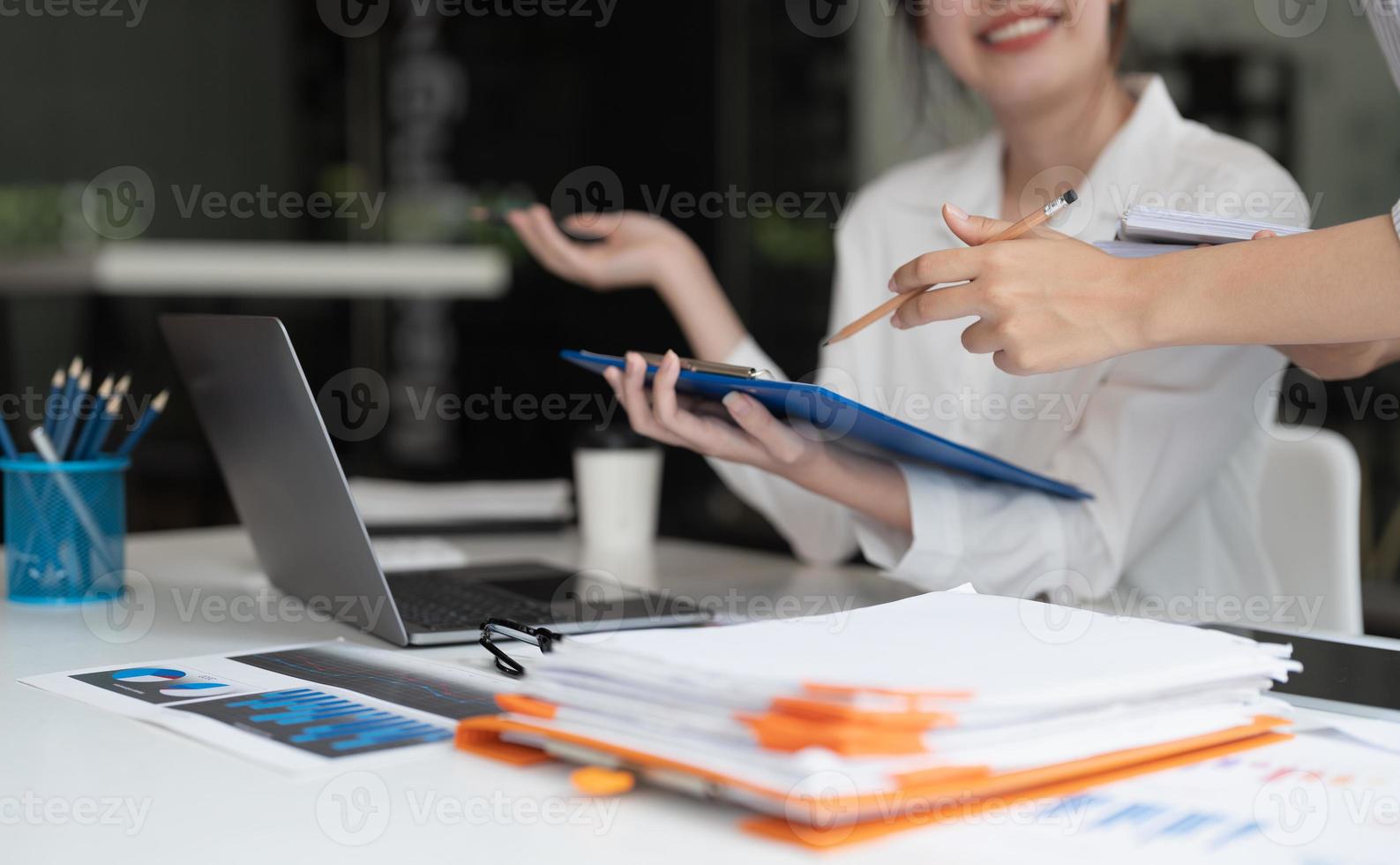 gente de negocios discutiendo los cuadros y gráficos que muestran los resultados de su exitoso trabajo en equipo. concepto de trabajo en equipo empresarial. foto