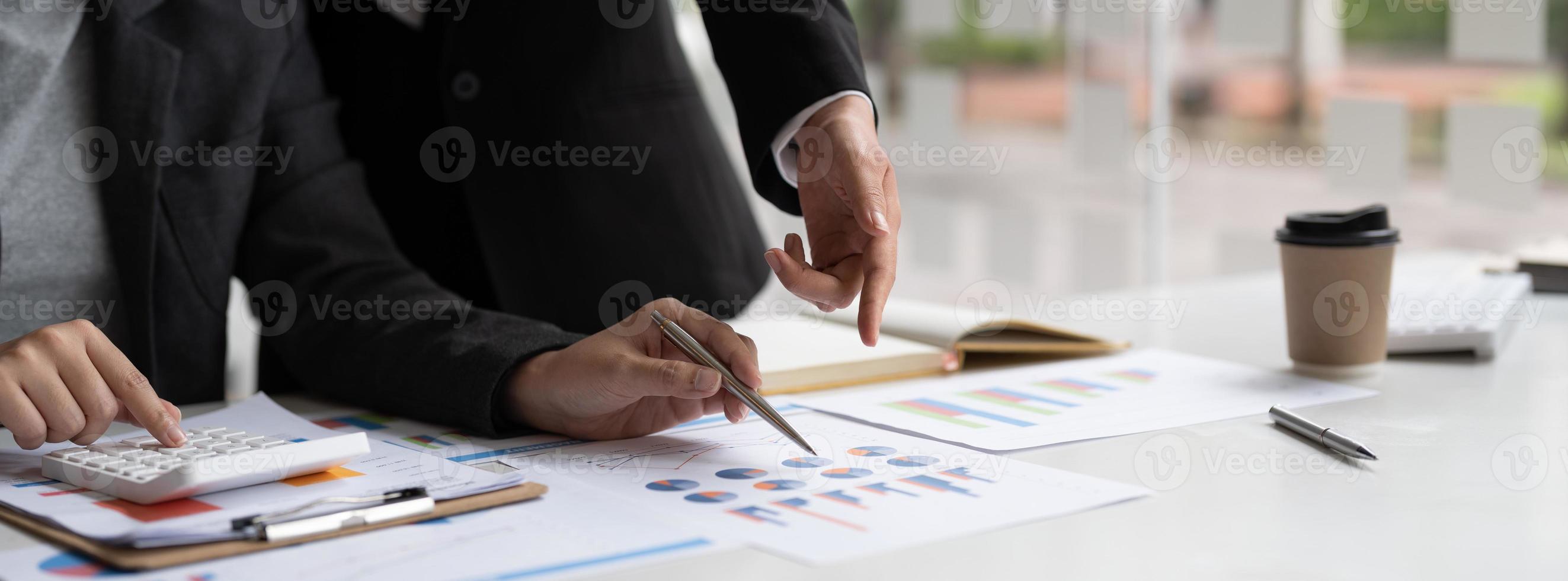 proceso de trabajo en equipo, asesor de negocios que analiza cifras financieras que denotan el progreso en el trabajo de la empresa foto