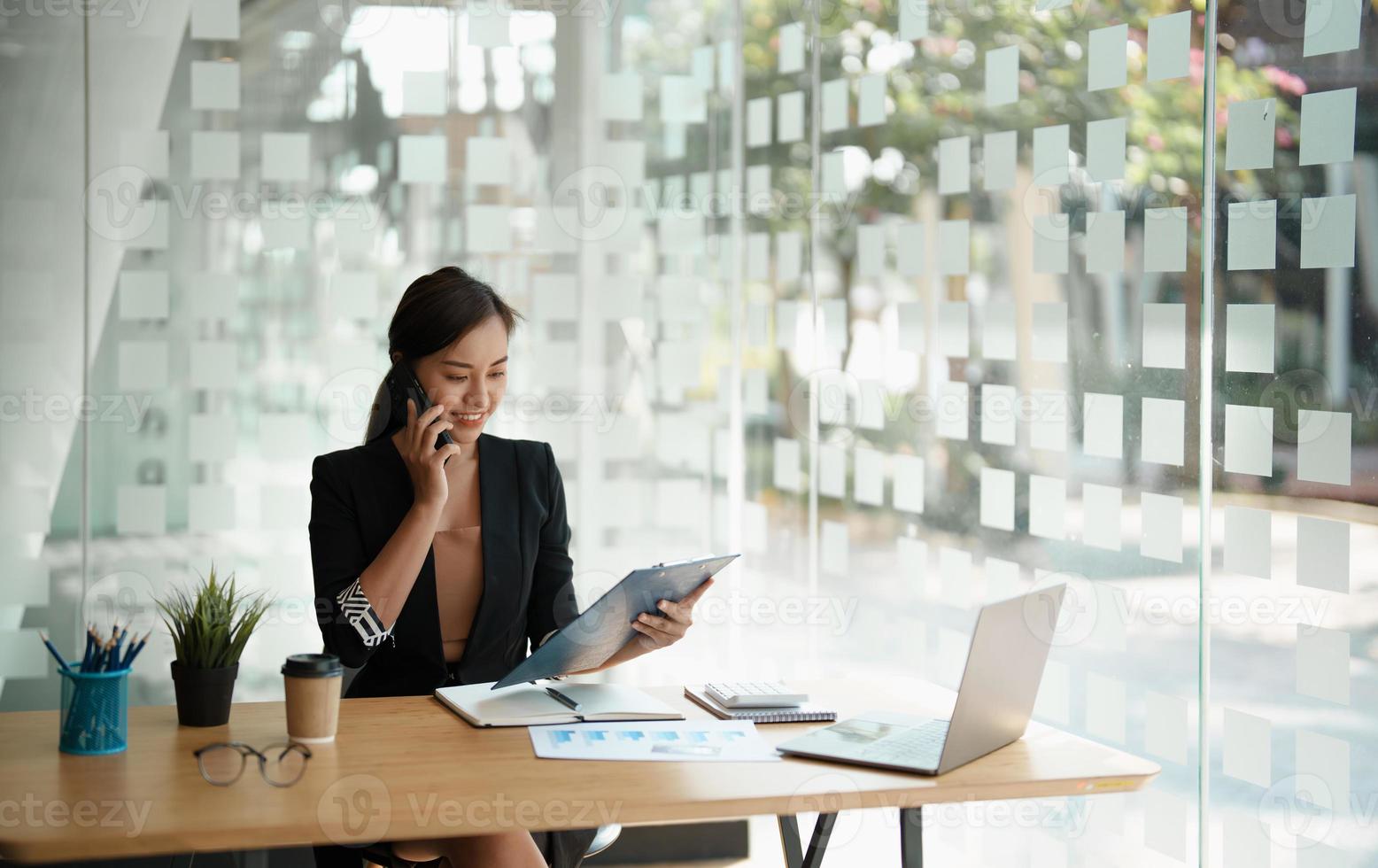 consultores de llamadas de marketing de contadores jóvenes y uso de computadoras portátiles para analizar el crecimiento de las ventas en el mercado laboral global. concepto de contabilidad foto