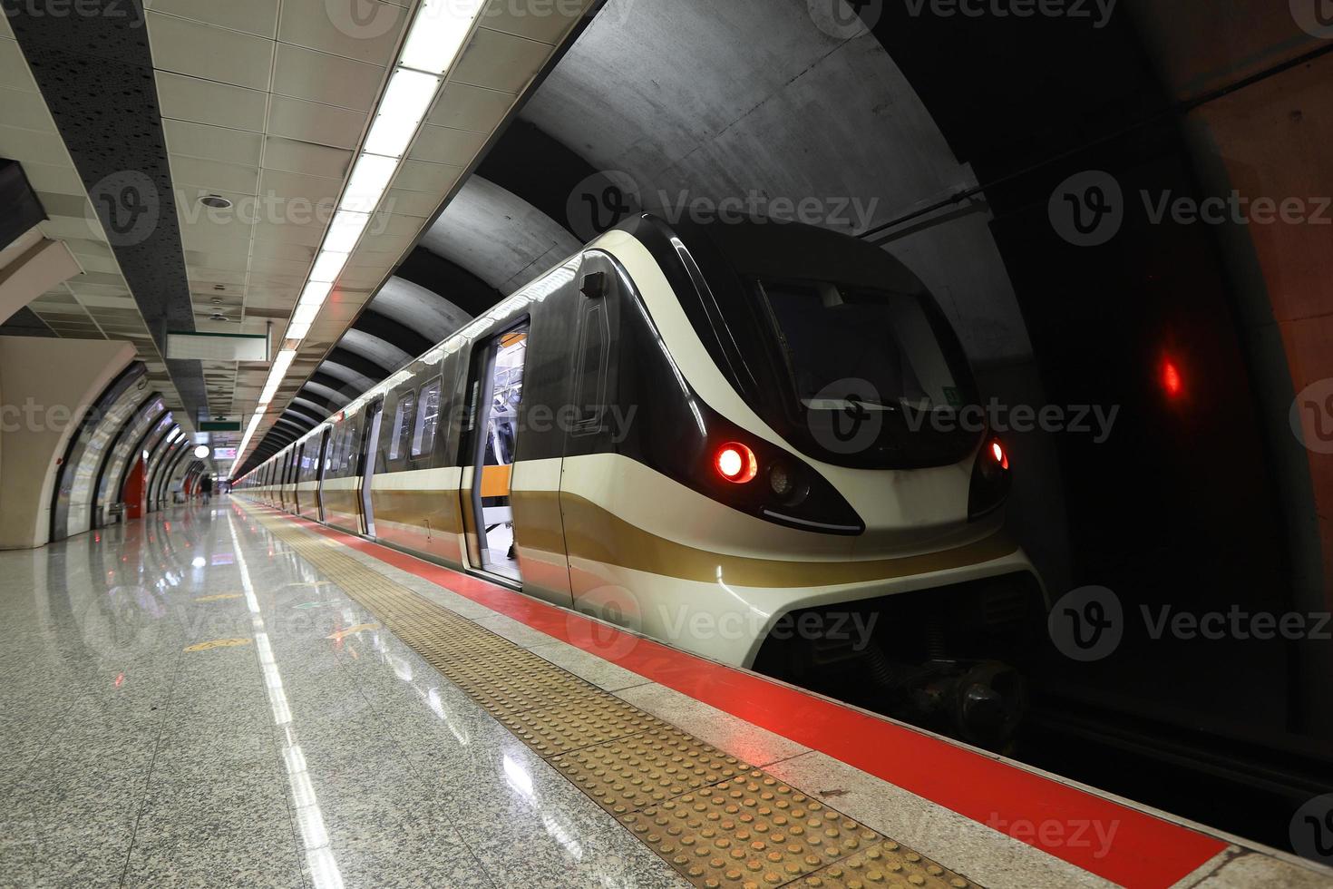 metro moviéndose en una estación foto