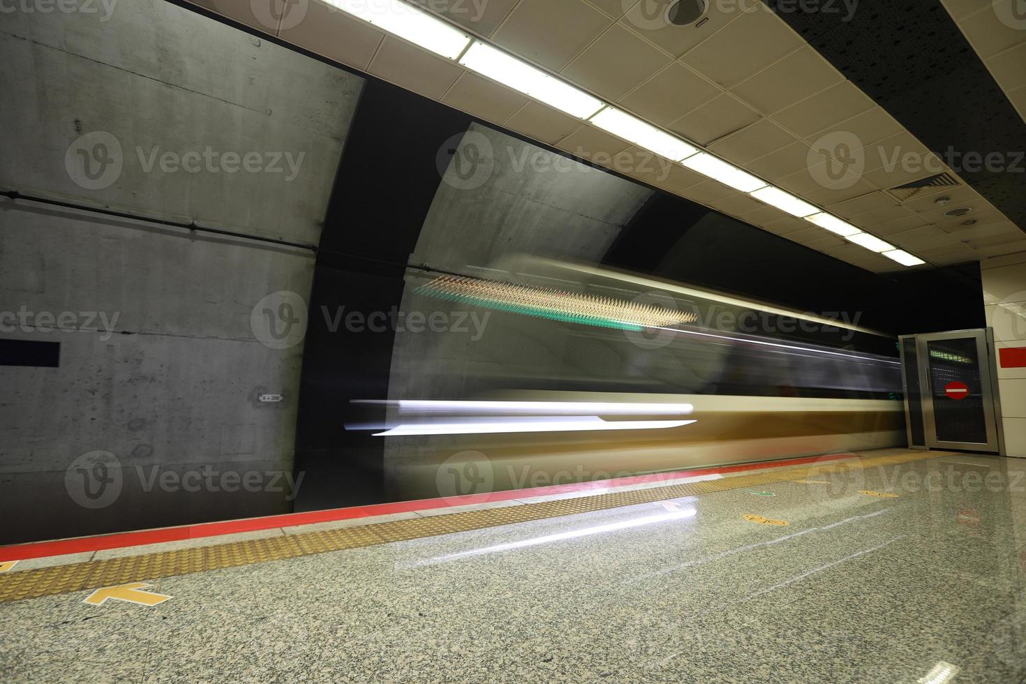 metro moviéndose en una estación foto