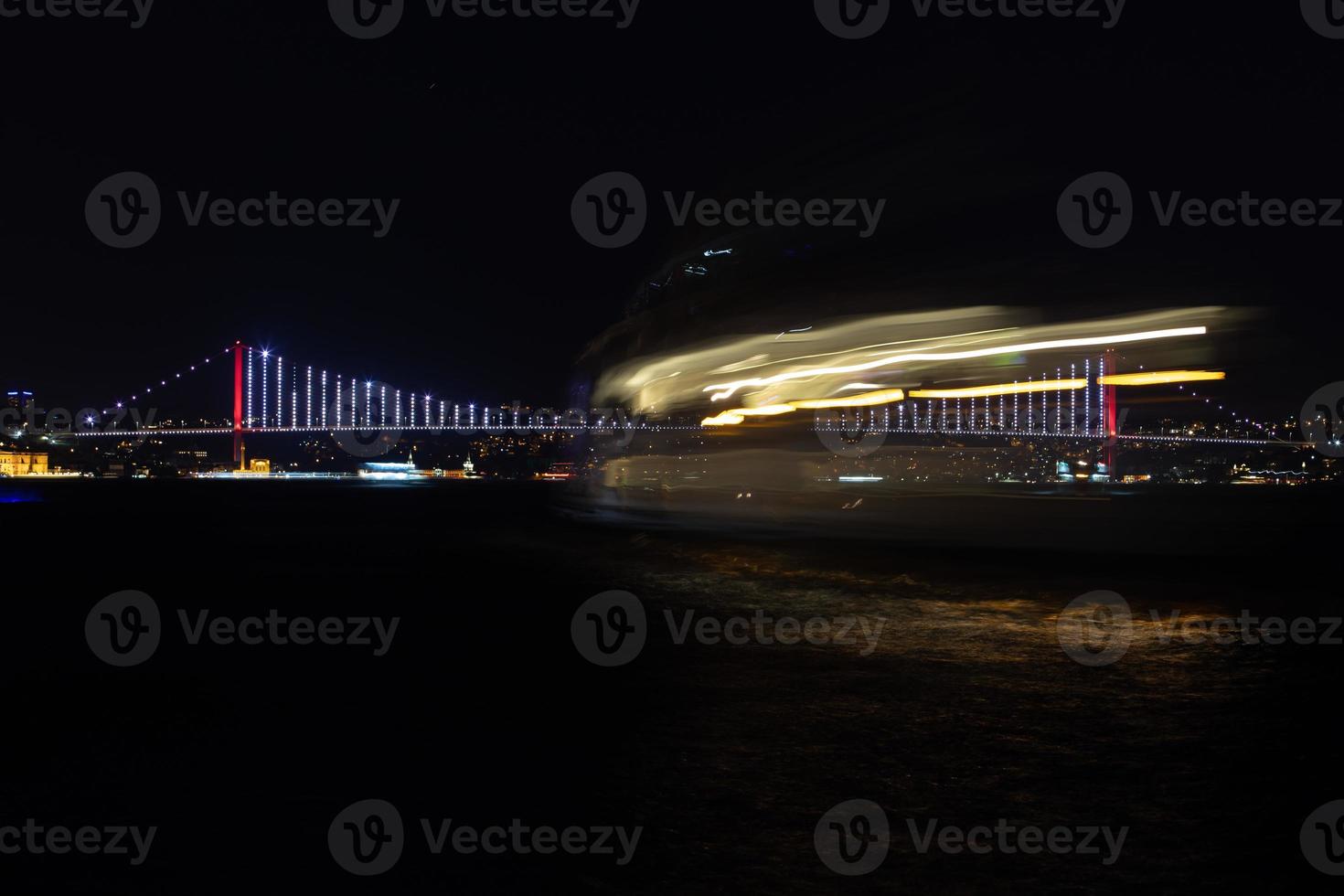 transbordador y puente del bósforo en estambul, turquía foto