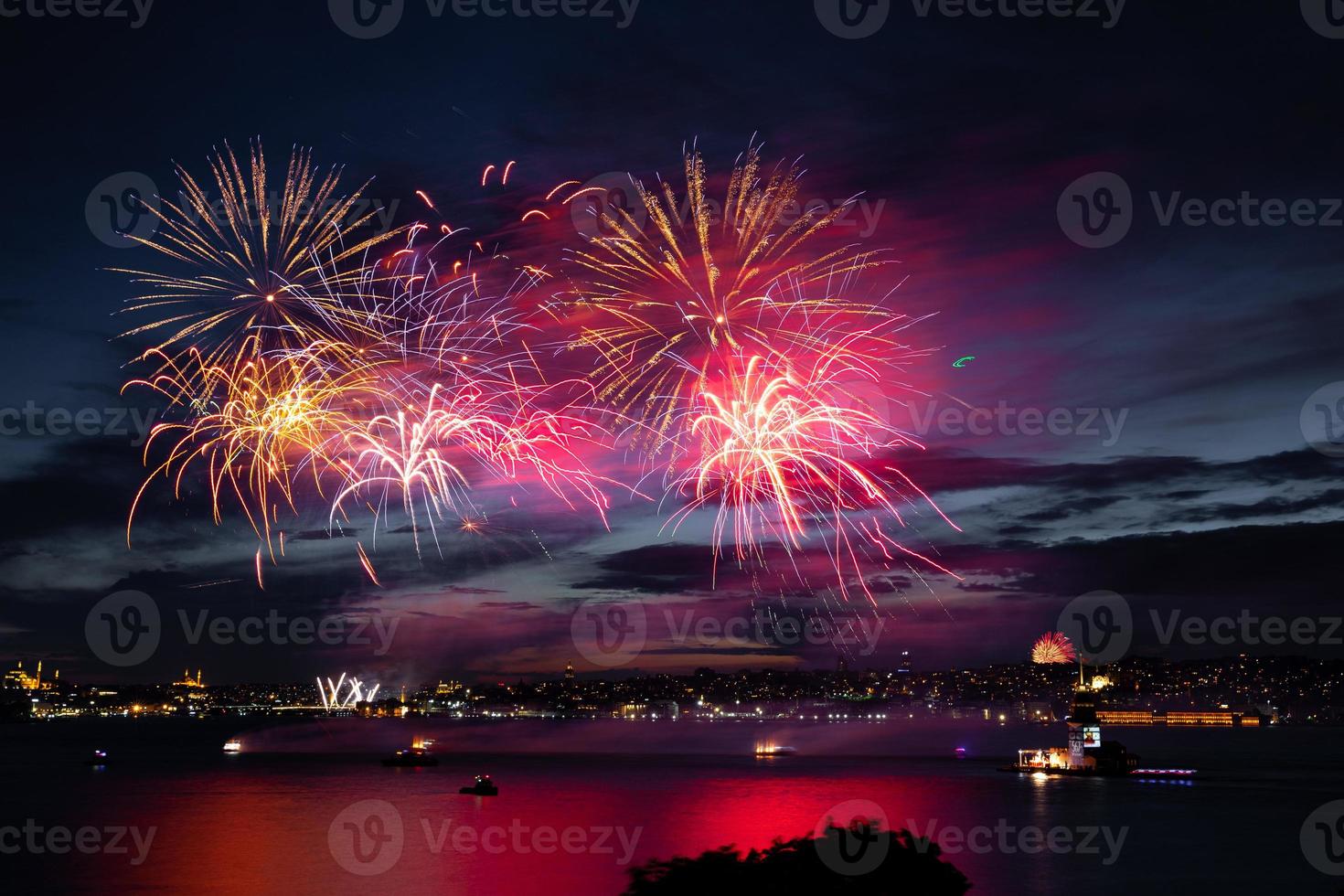 fuegos artificiales sobre el estrecho del bósforo, estambul, turquía foto