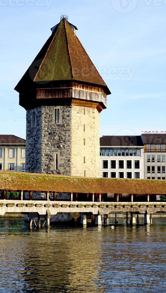 cerrar la torre y el puente de la capilla de madera en lucerna foto