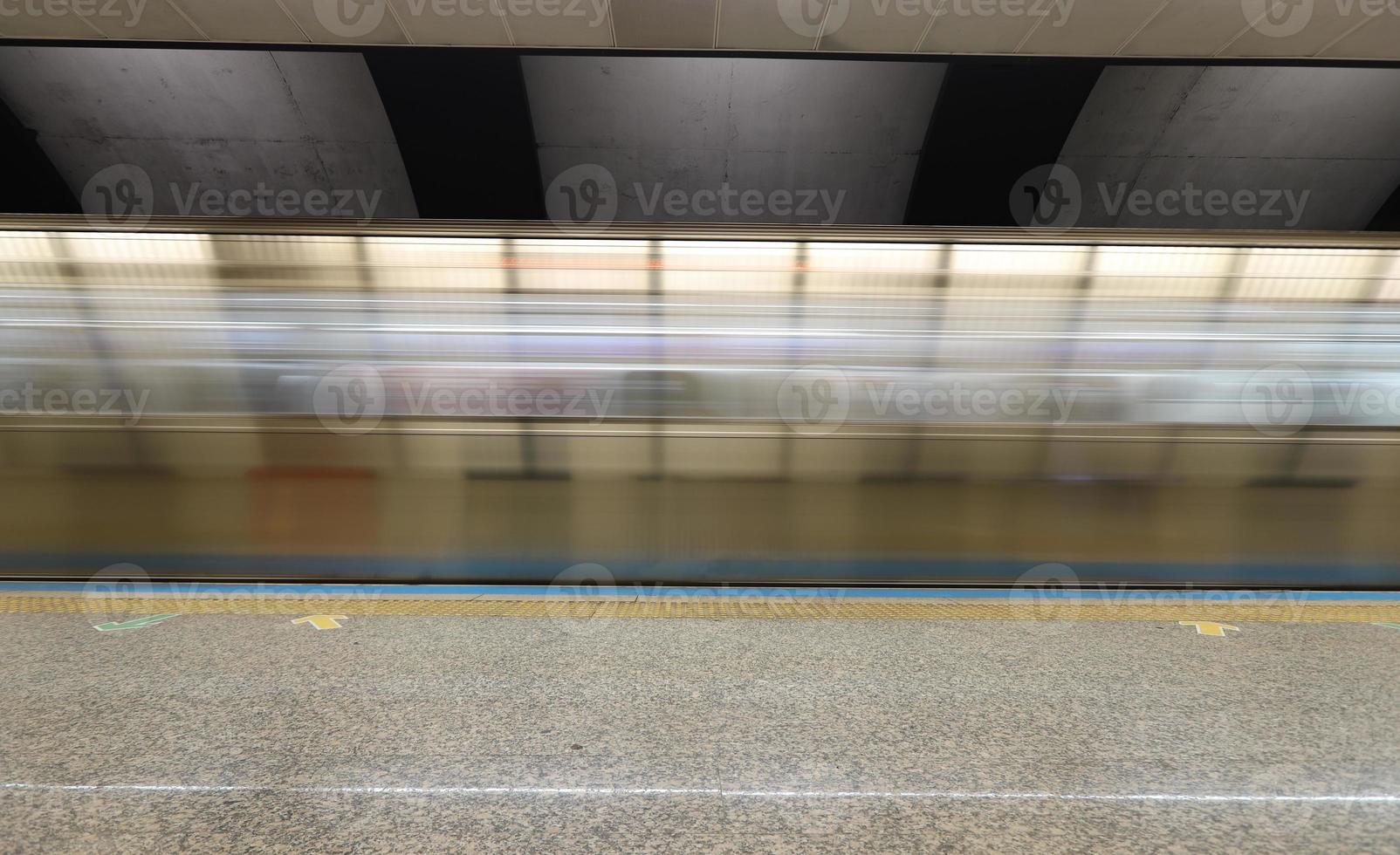 metro moviéndose en una estación foto