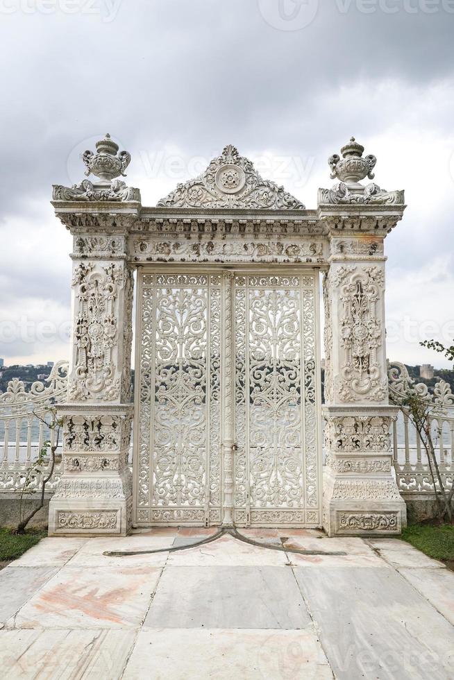 Palacio de Kucuksu en la ciudad de Estambul, Turquía foto