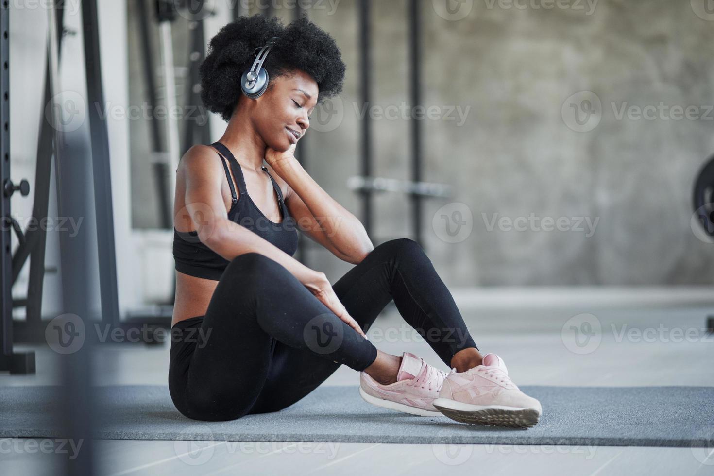 buen humor. mujer afroamericana con cabello rizado y ropa deportiva tiene  un día de fitness en el gimnasio 8576184 Foto de stock en Vecteezy