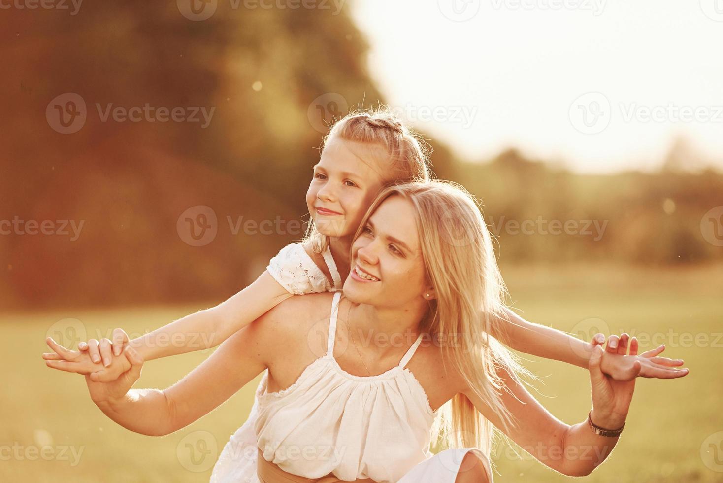 Hermosa naturaleza. madre e hija disfrutando juntos el fin de semana caminando al aire libre en el campo foto