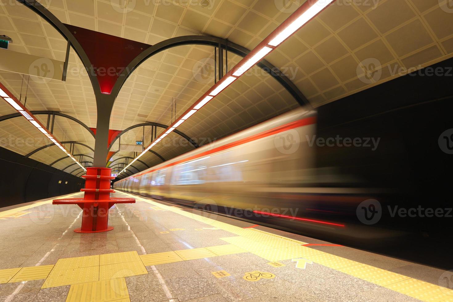 metro moviéndose en una estación foto